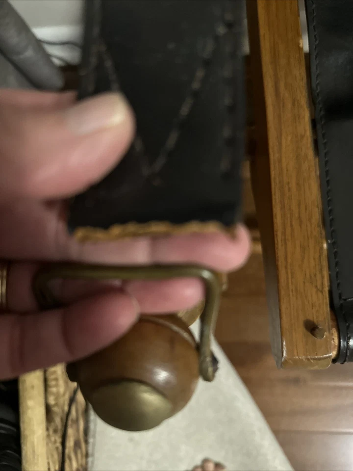 Silla de madera plegable vintage de campaña colonial de cuero negro y latón imitación bambú Foto 3 de 4