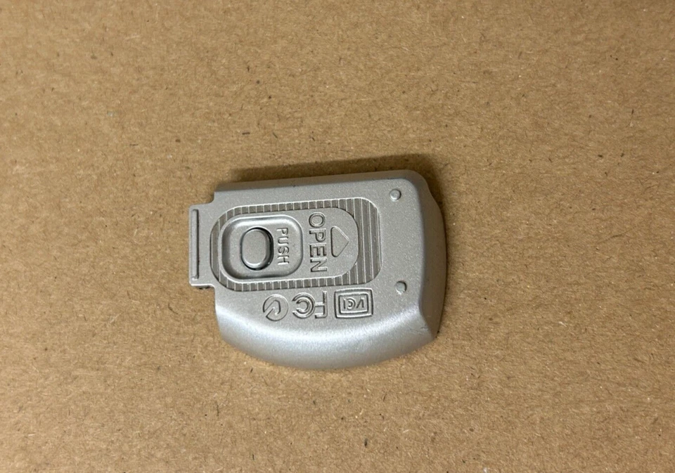 Puerta y panel frontal batería original (plateado) para cámara digital Olympus FE-170 Foto 3 de 4