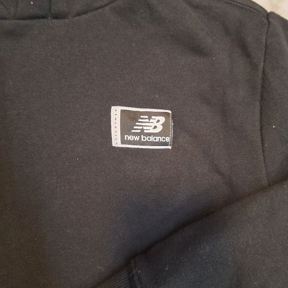 Sudadera con capucha pulóver negra New Balance para niños talla M (10/12) Foto 2 de 4