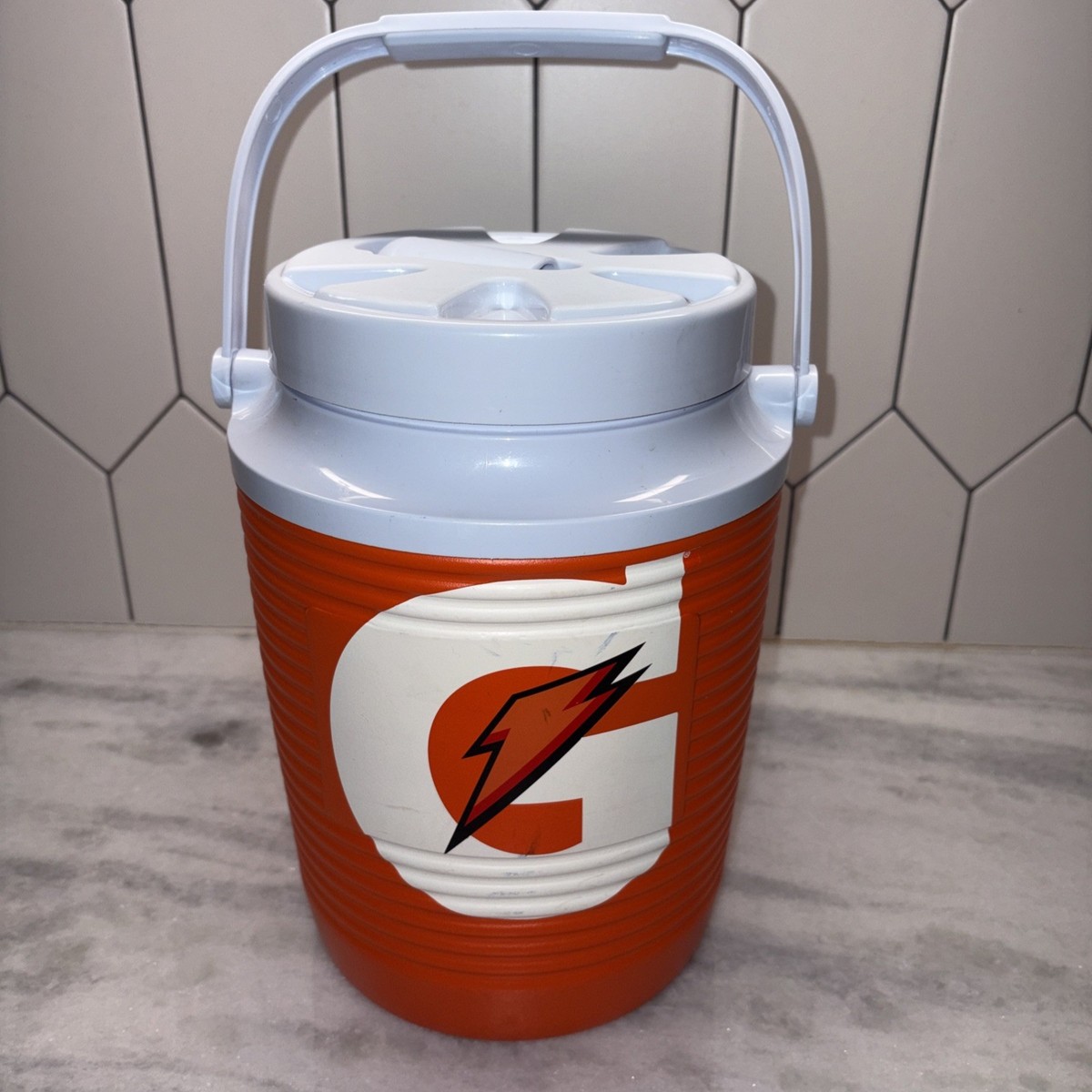 Rubbermaid Gatorade 1 Gallon Cooler with Lid and Handle Orange