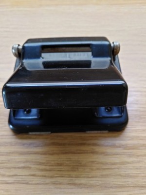 Metalllocher schwarz Vintage