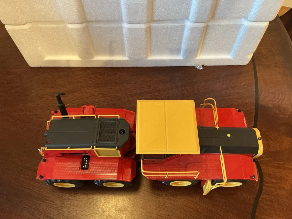 1/32 Scale Versatile Big Roy Model 1080 Museum Version Diecast Tractor  - Image 2 of 4