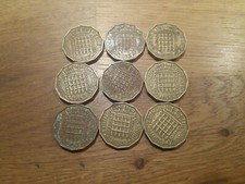 Collection de 9 pièces de trois pence en laiton Elizabeth II datées 1953 livraison gratuite
