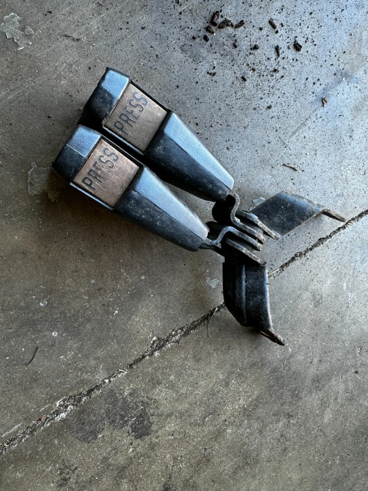 1975-1979 Volkswagen VW Beetle OEM Front Seat Belt Receiver Latch Convertible Foto 2 de 4