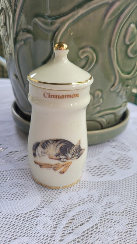  L A Ivory's Cinnamon Cat Ceramic Spice Jar w/ Lid White/Gold Special Edition!