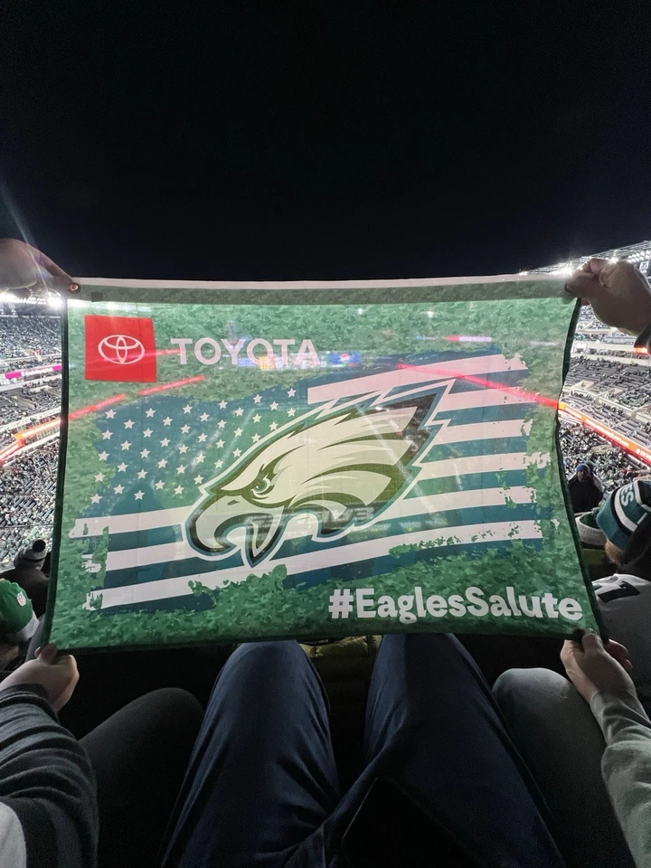 PHILADELPHIA EAGLES 2025 SALUDO AL SERVICIO BANDERA BANDERA 16/11/25 LEONES DETROIT Foto 2 de 2