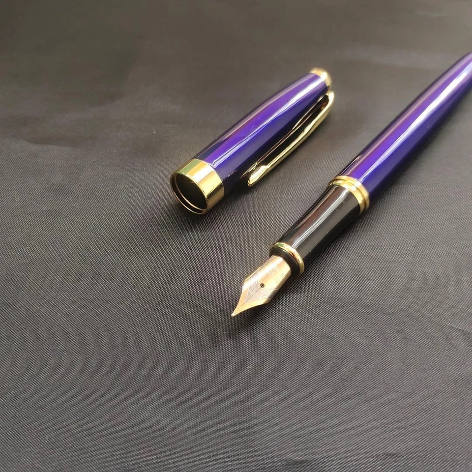 @Pluma Estilográfica Morada Decoración Dorada Foto 4 de 4