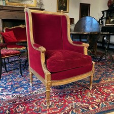 Bergère en bois doré de style Louis XVI garnie de velours Bordeaux