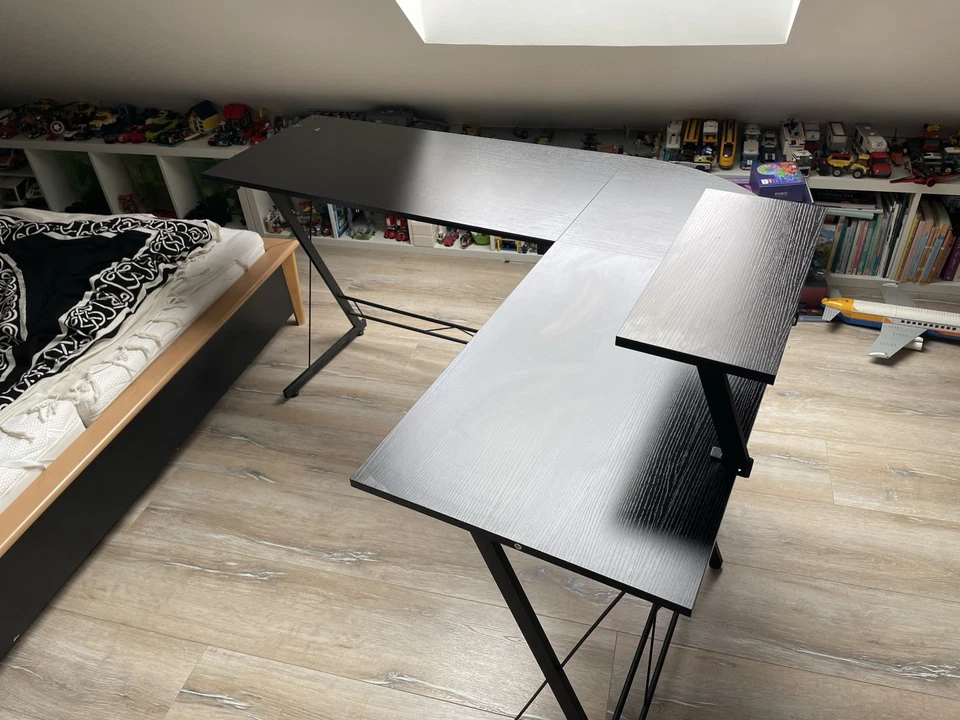 Gaming Eckschreibtisch, Top Zustand, 147cm x 120cm, schwarz mit Aufsatzregal