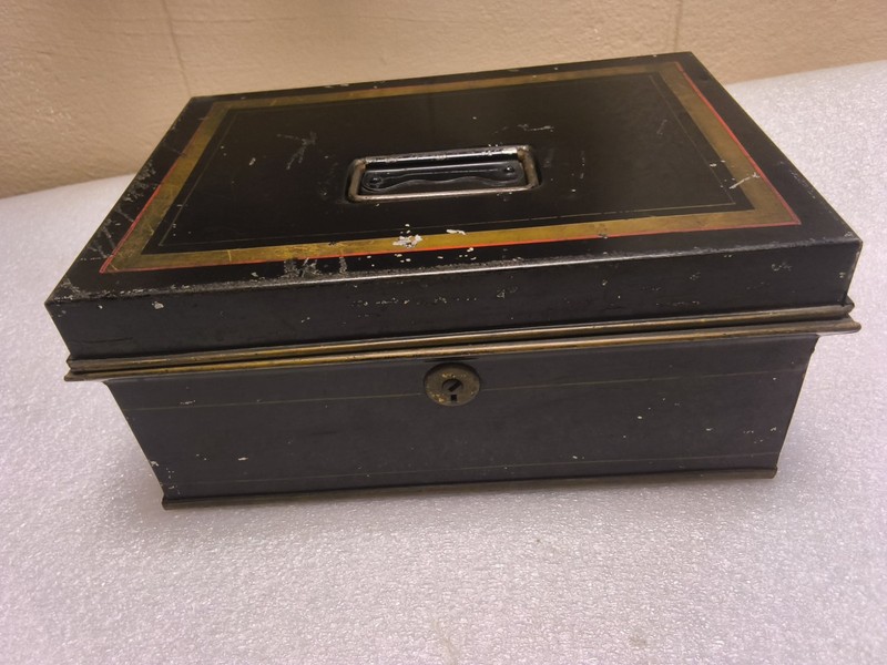 BLACK METAL  BANKER CASH BOX..10" X 7" X 4.5"