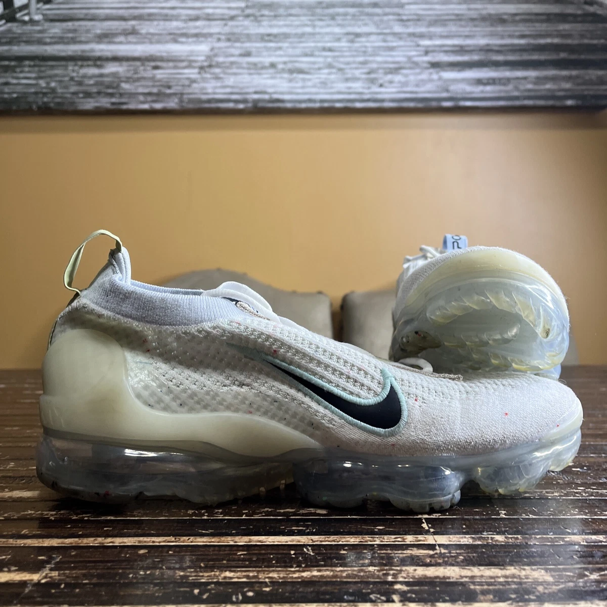 Men s Size 9 Nike Air VaporMax Flyknit 2021 Mismatched Swoosh White 2022