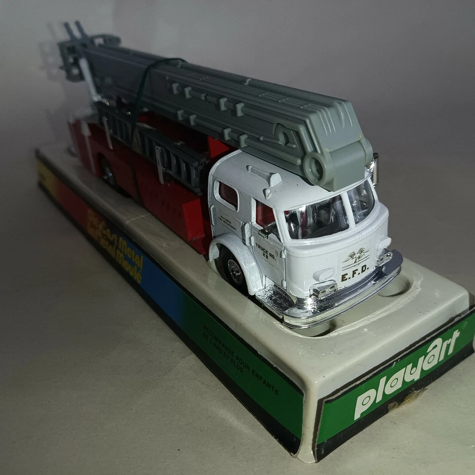 Model Power power art Firetruck 7968MP 1:48 Aerial Ladder Lift Baltimore Boxed  - Image 2 of 4