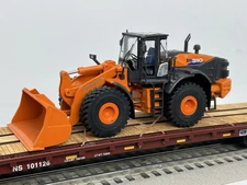 MTH NS 101126 Ralphstrains custom 60’ Flat car w/a Hitachi ZW310 wheel loader