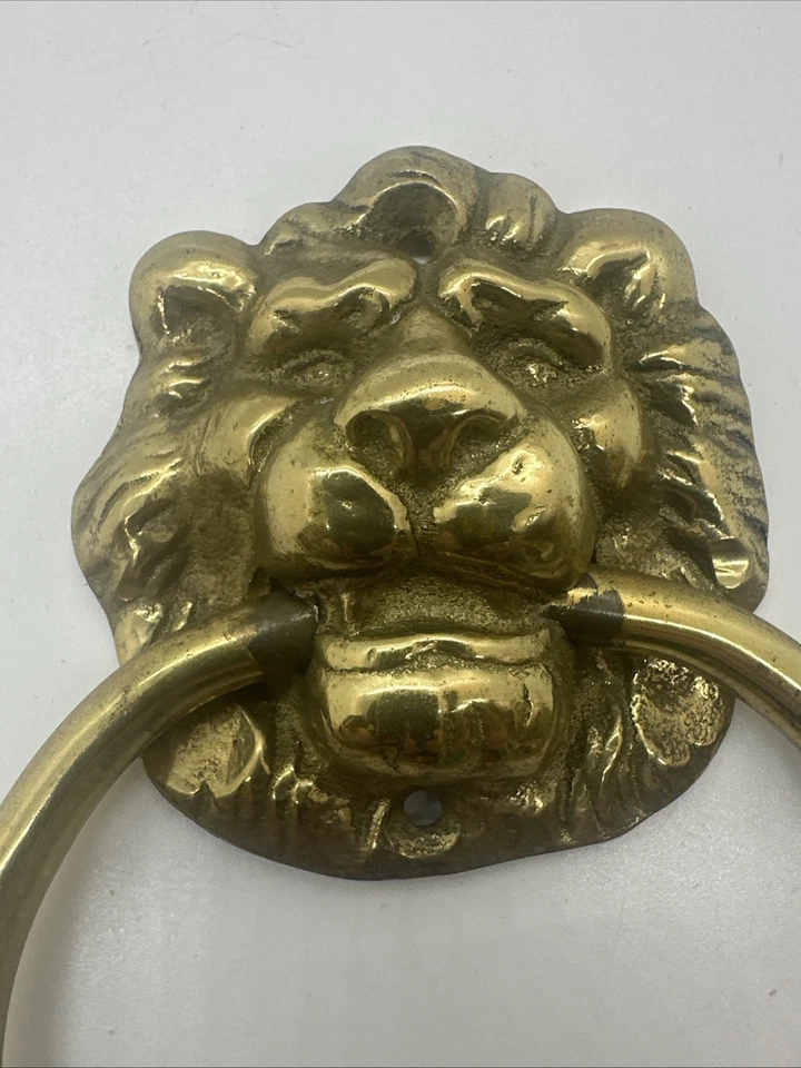Antiguo cajón de puerta con cabeza de león de latón vintage anillo grande tirador 4" de ancho ENVÍO GRATUITO Foto 4 de 4