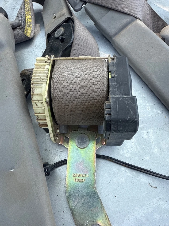 Chevrolet Impala 2000 2005 repuesto gris OEM conjunto de cinturón de seguridad delantero 238122A Foto 3 de 4