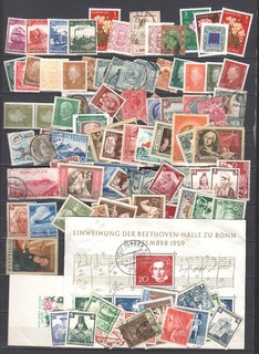 grosse Steckkarte mit alten Briefmarken in schlechter Erhaltung