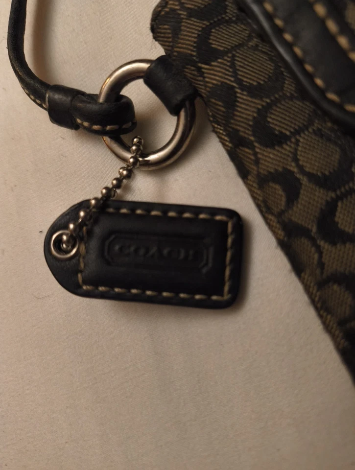 COACH MINI SIGNATURE BUCKLE LARGE SOHO WRISTLET 40585 Wallet  Black and Gray - Image 3 of 4