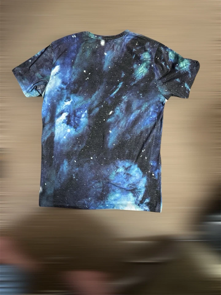 Camiseta masculina On The Byas média algodão preta azul bolso abstrato galáxia - Imagem 2 de 4