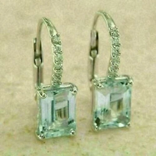 Pendientes de aro Huggie para mujer de aguamarina corte esmeralda de 4,00 quilates acabados en oro blanco de 14 k Foto 4 de 4