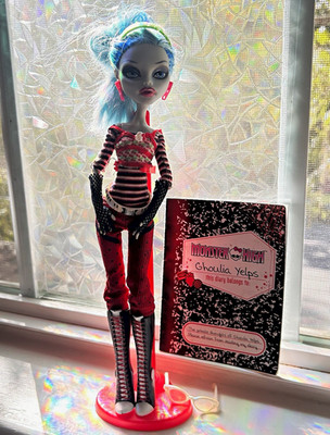 Monster High G1 First Wave Ghoulia Yelps 11'' Doll w/ Stand, Accessories & Diary