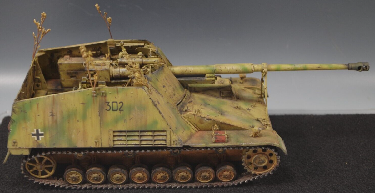 TANK SD.KFZ.164 NASHORN #302 BUILT 1/35 SCALE PLASTIC MODEL