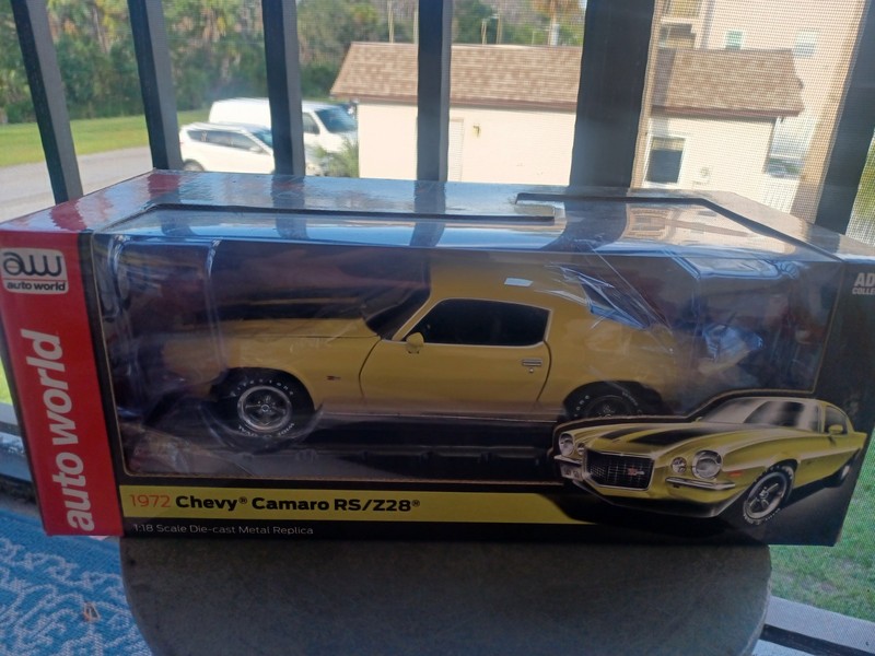 AUTOWORLD AMM1311 1:18 1972 CHEVROLET CAMARO Z/28 RS (CREAM YELLOW)