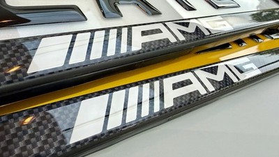 2 x AMG Mercedes Benz Kennzeichenhalter Carbon & Weiß + 8 Gratis Befestigungen