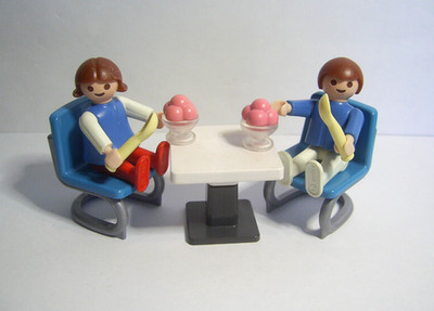 Playmobil City Life: 2 Kinder beim Eis essen / Tisch Stühle Figuren Eisbecher (B