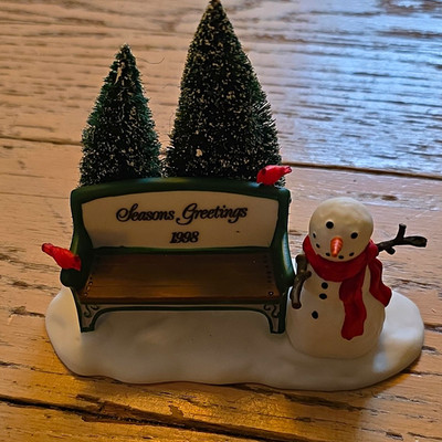 Department 56 Village Season's Greetings 1998 Snowman Park Bench Figurine Boxed