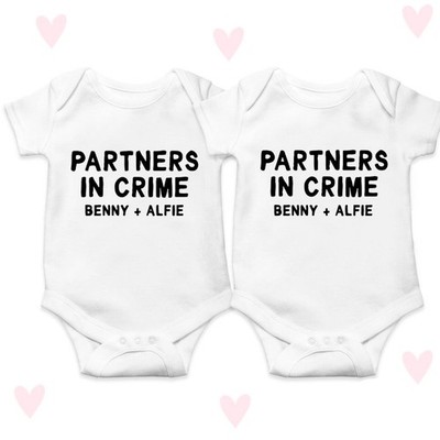 Partners In Crime Baby mitwachsende passende Zwillinge beste Freunde Outfit personalisiert