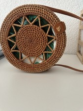 Geflochtene runde Handtasche für den Sommer mit blauem Innenfutter