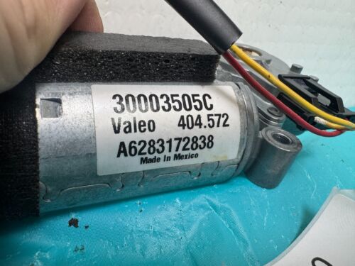 2007-2008 Suzuki XL 7 Sunroof Motor 30003505C - Picture 2 of 3