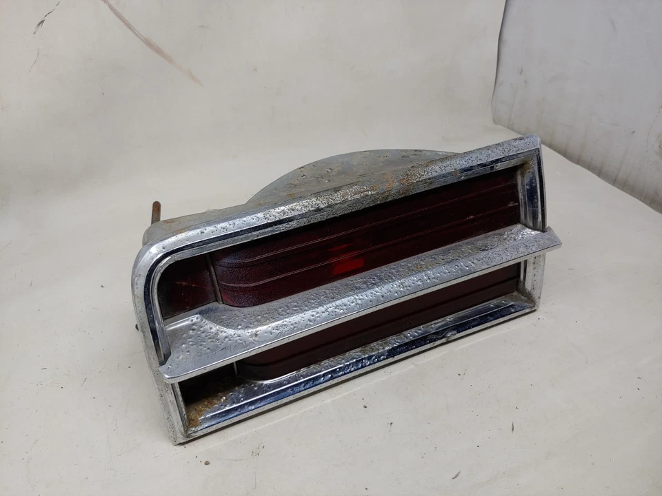 1965 Oldsmobile 442 Cutlass F-85 lanterna traseira carcaça lente lâmpada lado esquerdo do motorista  - Imagem 4 de 4