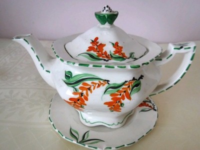 Teekanne und Ständer von Britannia Pottery Co Ltd: 1930er Jahre