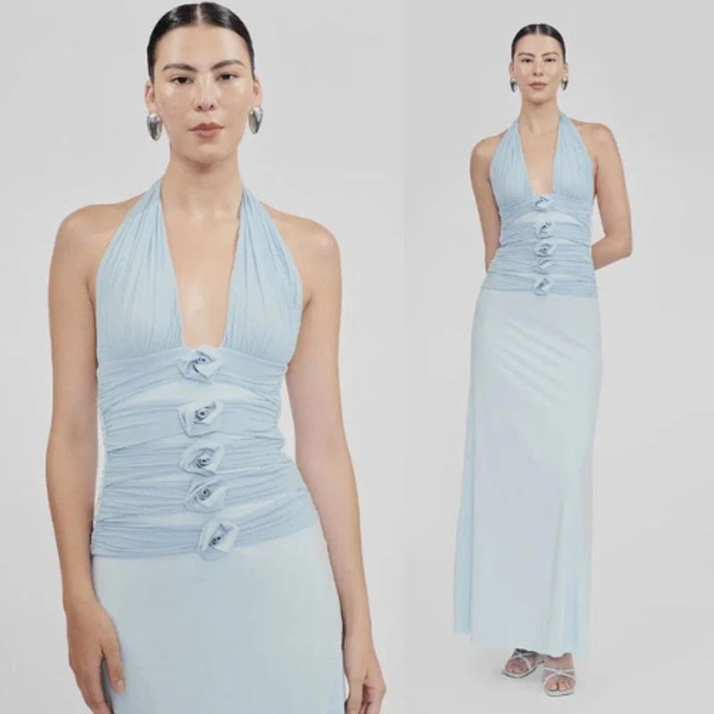 Maygel Coronel | Vestido Villadiego en Polvo Ártico Azul Maxi Rosetas Talla Única Foto 3 de 4