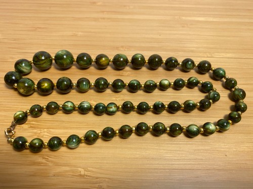 Vintage 40s/50s variegated bead necklace with small gold beads 24inchs long. - Picture 3 of 4