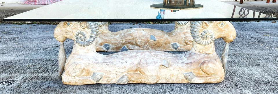 Mesa de cóctel de centro de madera Rams Heads Foto 3 de 4