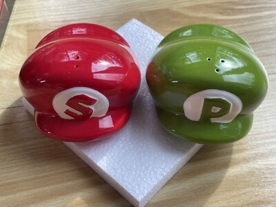 Super Mario Bros Salt & Pepper Shakers Mario & Luigi Hats Geek Fuel Collectible