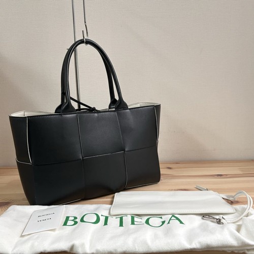 BOTTEGA VENETA Arco Small Tote Bag with Pouch Black