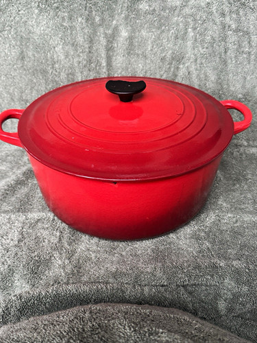 Le Creuset 7 qt Signature Round Dutch Oven - Highly rated Buy It For Life recommendation