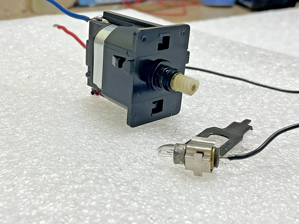 IHC HO ENGINE FOR E-8 DIESEL LOCOMOTIVES (REPLACEMENT). - Image 2 of 4