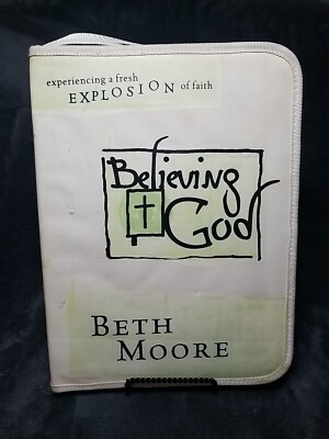 BETH MOORE BELIEVING GOD AUDIO CD COLLECTION (10) W/BOOK IN BINDER CDS LOOK NEW