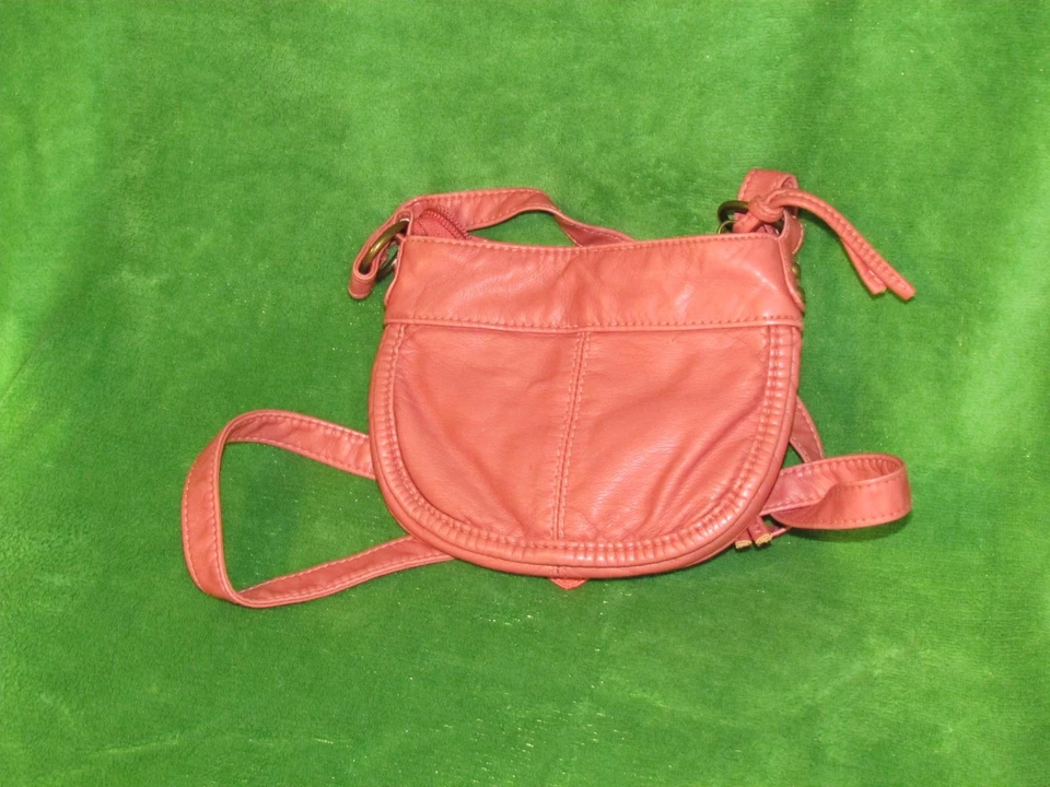 Mini bolso bandolera rosa pequeño estado está suavemente usado sin manchas sin rasgaduras Foto 3 de 4