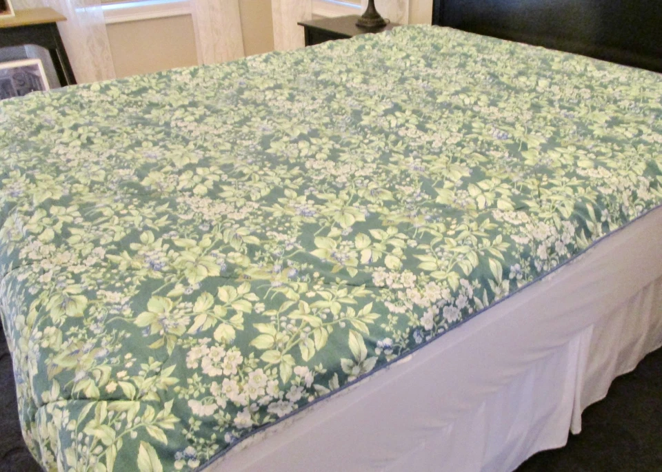 Laura Ashley Bramble Berry twin comforter bedspread 85" x 63" reversible flaws - Image 2 of 4