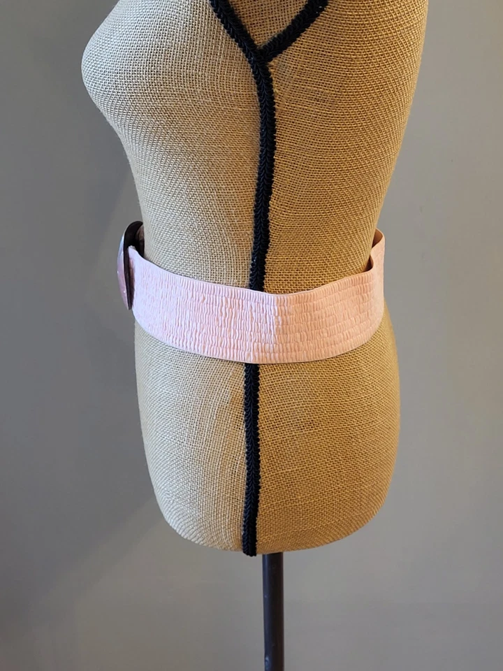 Cinturón elástico rosa Charmant Inc. vintage años 80 con hebilla de resina iridiscente mediano Foto 3 de 4