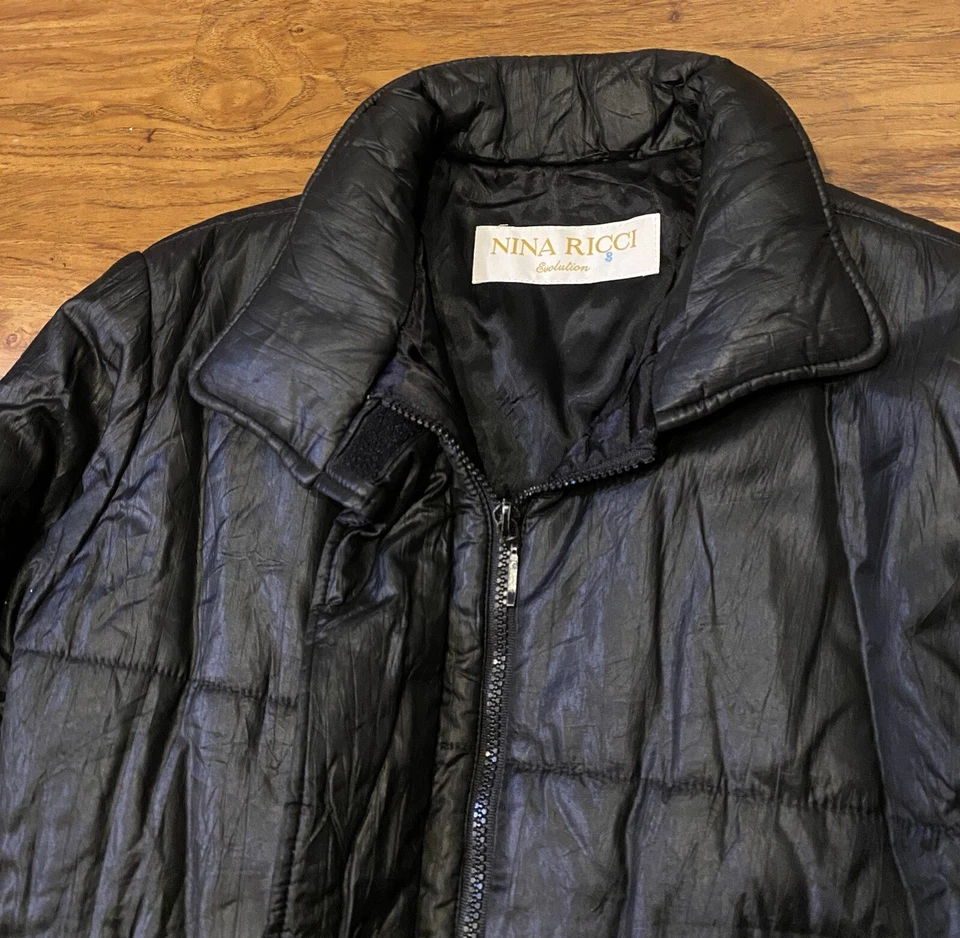 Chaqueta acolchada vintage de los 90’s NINA RICCI para mujer hecha en Francia aislada negra Foto 3 de 4