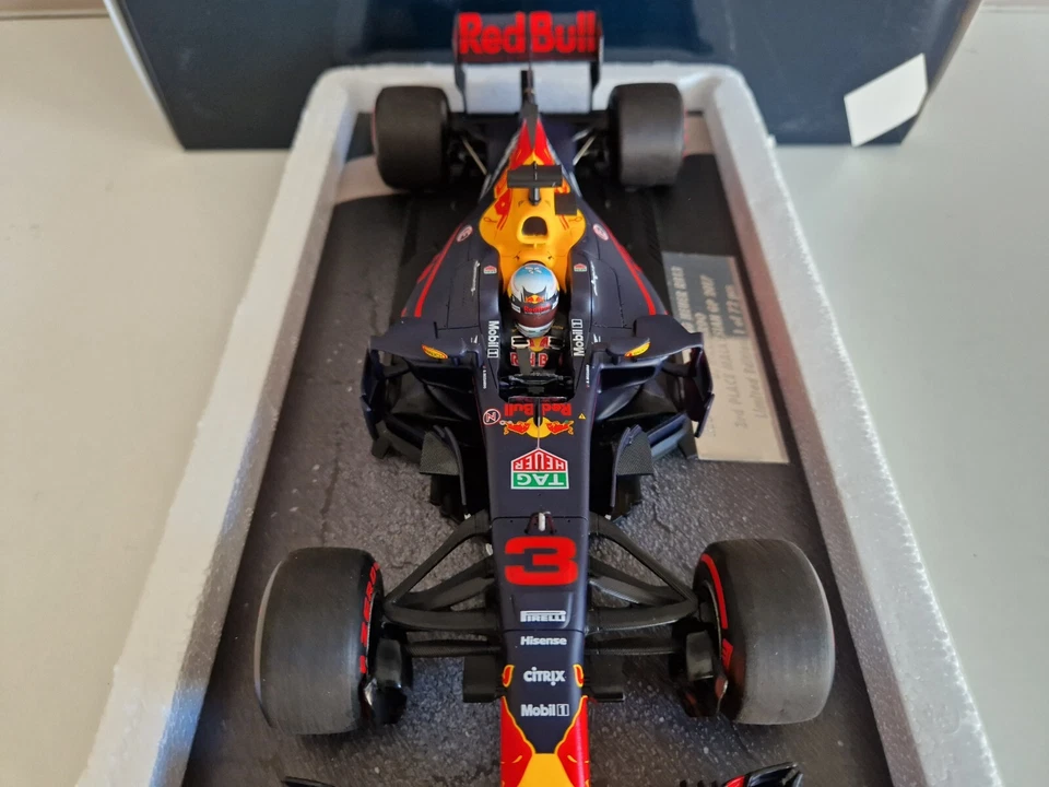 Minichamps 1/18 Red Bull Renault RB13 D. Ricciardo - Malaysia 2017 - 117171503 - Image 4 of 4