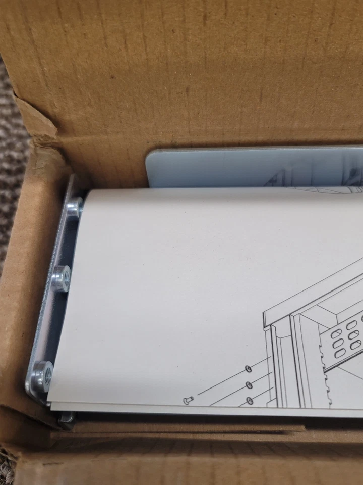 APC Surtrk2 Smart-UPS RT 19" Rail Tower Kit 3/5/7.5 10KVA NEW - Image 2 of 4