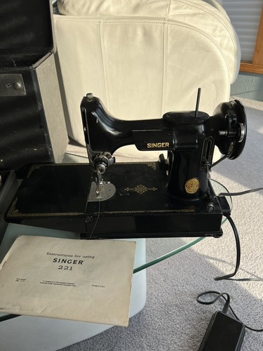 Vintage Singer Featherweight 221 Portable Electric Sewing Machine - Picture 2 of 10