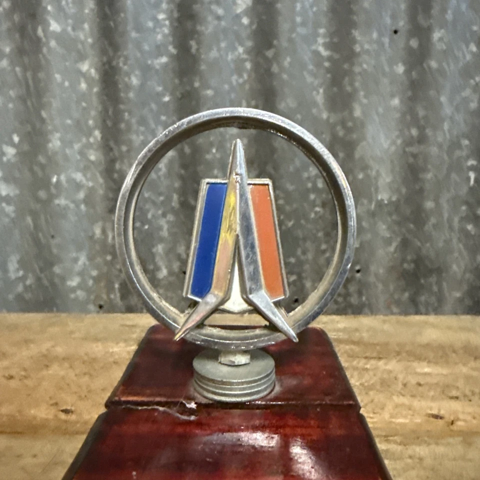 PLYMOUTH SPORT FURY CAPÓ ADORNO 1963 FABRICANTE DE EQUIPOS ORIGINALES EMBLEMA MOPAR montado en bloque Foto 2 de 4